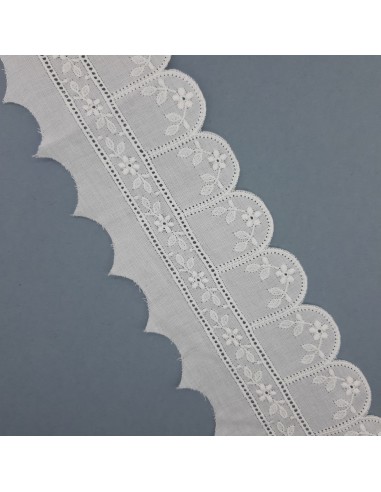Tira bordada y entredos blanco.