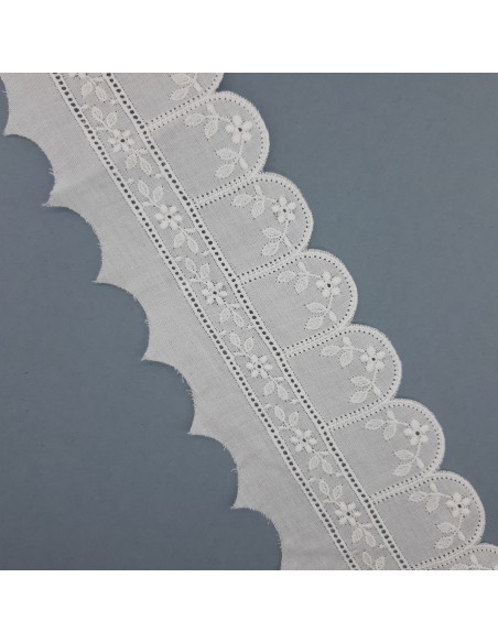 Tira bordada y entredos blanco.