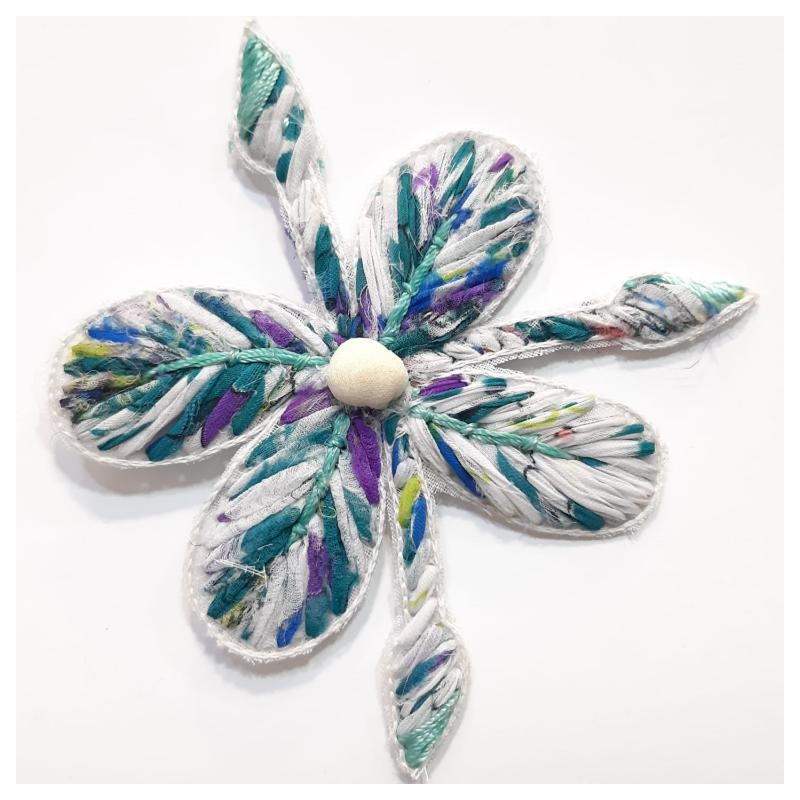 Flor de tela multicolor azul.