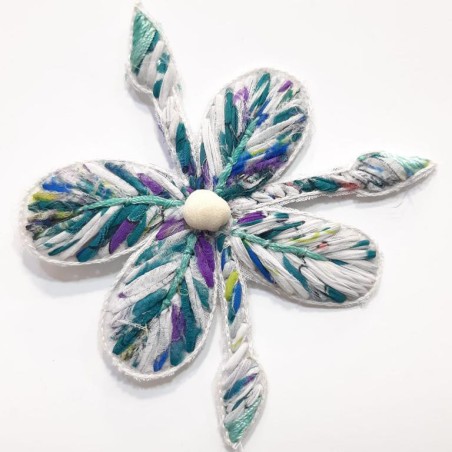 Flor de tela multicolor azul.