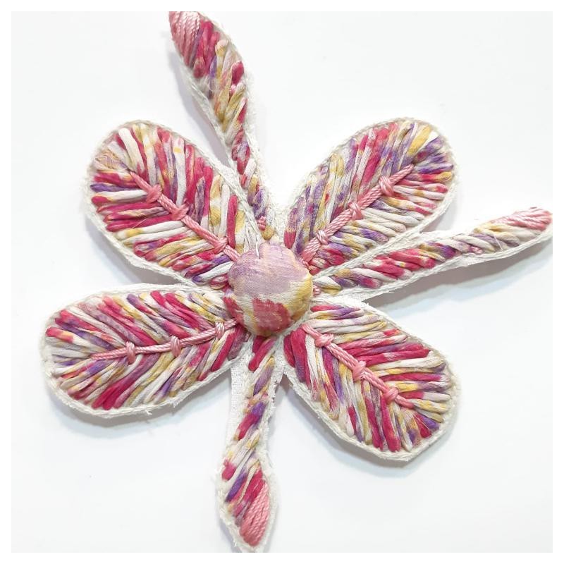 Flor de tela multicolor rosa.