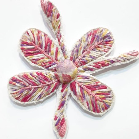 Flor de tela multicolor rosa.