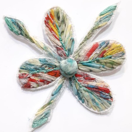 Flor de tela multicolor azul verde.