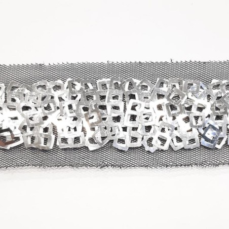 Galón lentejuelas cuadradas plateadas.