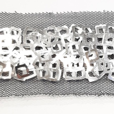 Galón lentejuelas cuadradas plateadas.