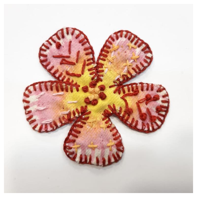 Flor bordada termoadhesiva rosa. 