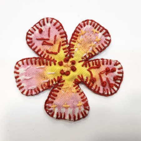 Flor bordada termoadhesiva rosa. 