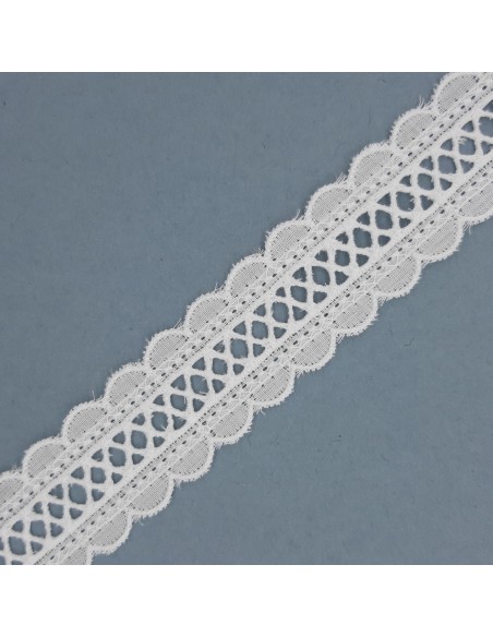 Tira bordada entredos con vainica de 2 cms