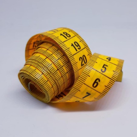 Cinta métrica amarilla numeración ambas caras. 