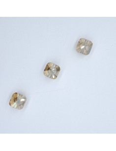 Botón cuadrado cristal oro de 1 x 1 cm.