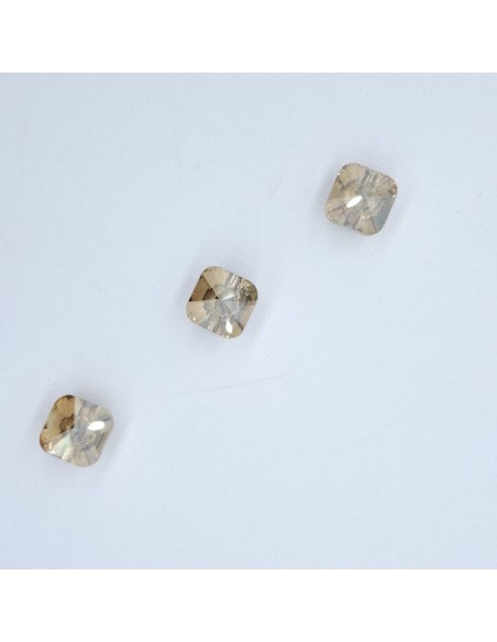 Botón cuadrado cristal oro de 1 x 1 cm.