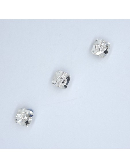Botón cuadrado cristal plata de 1 x 1 cm.