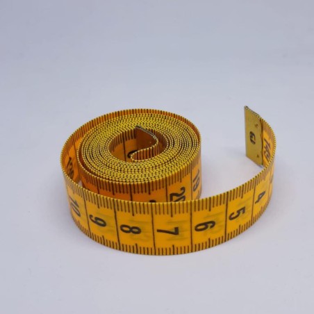 Cinta métrica amarilla numeración ambas caras. 