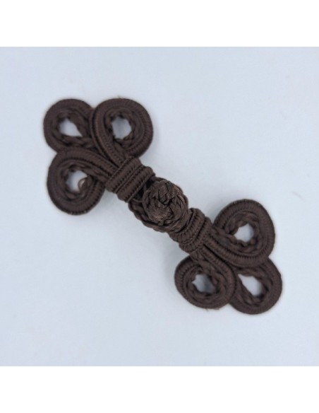 Cierre alamar pasamanería marrón.