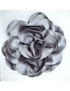 Flor satén 18 cms gris.