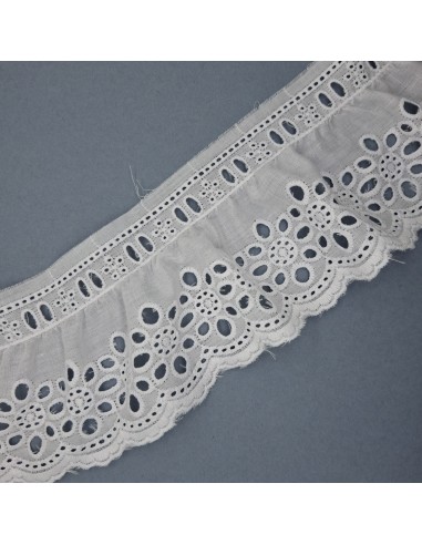 Tira bordada rizada blanca de 8,5 cm con pasacinta.