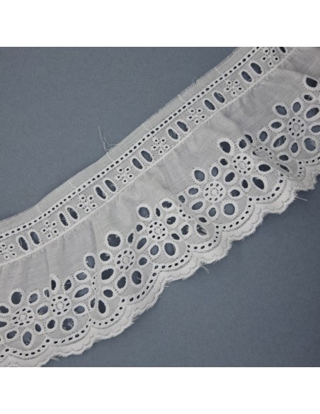 Tira bordada rizada blanca de 8,5 cm con pasacinta.