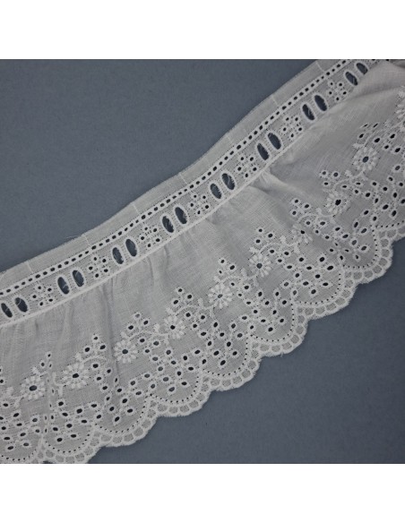 tira bordada con pasacinta blanca de 9 cm