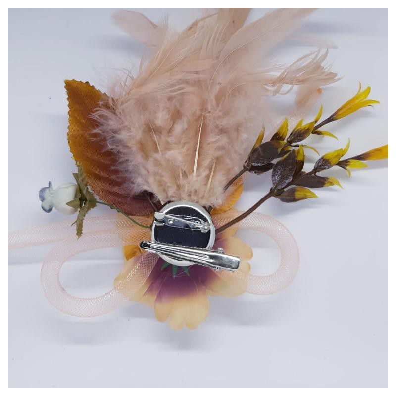 Broche aplique multicolor de flores secas.