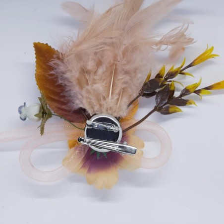 Broche aplique multicolor de flores secas.