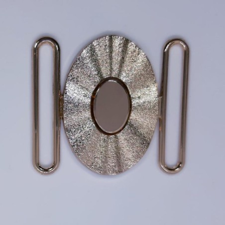 Hebilla oval metálica dorada.