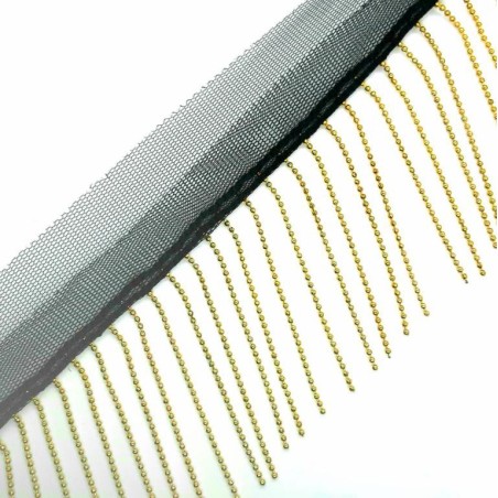 Fleco cadenas doradas y tul decorativo. 