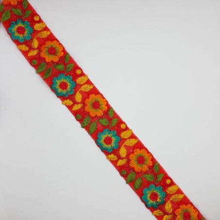 Galón cinta con flores bordadas multicolor.